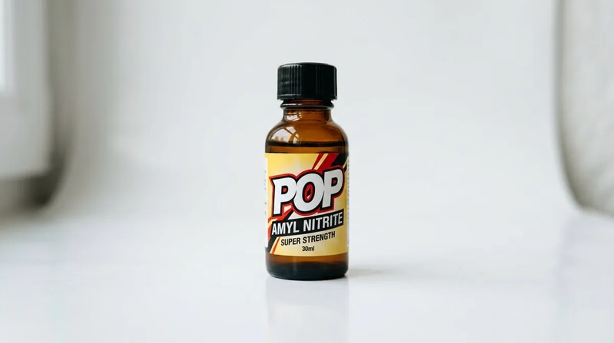 Poppers (Amylnitrit) — braunes Fläschchen POP Amyl Nitrite auf weißem Hintergrund