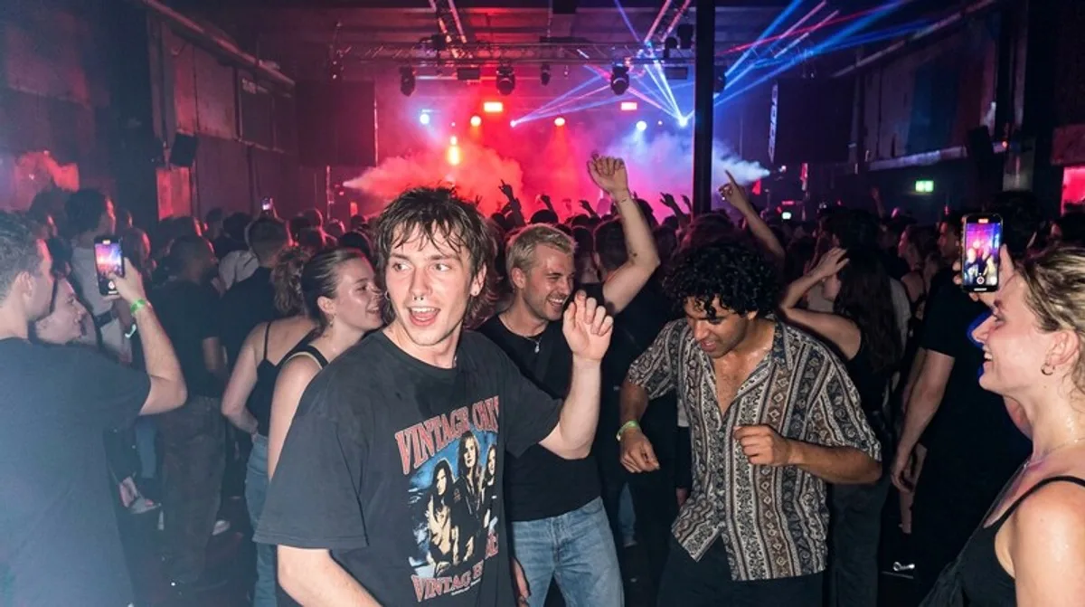 Mephedron (4-MMC) — Clubszene mit bunten Lichtern, Nacht-Party-Atmosphäre