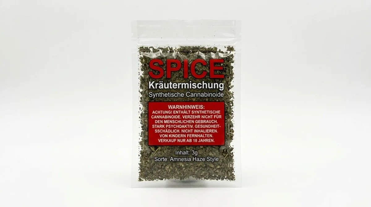 Spice / K2 — synthetische Cannabinoid-Kräutermischung mit Warnhinweis auf Verpackung