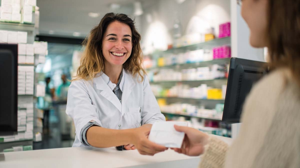 Freundliche Apothekerin übergibt medizinisches Cannabis Rezept oder Lieferung